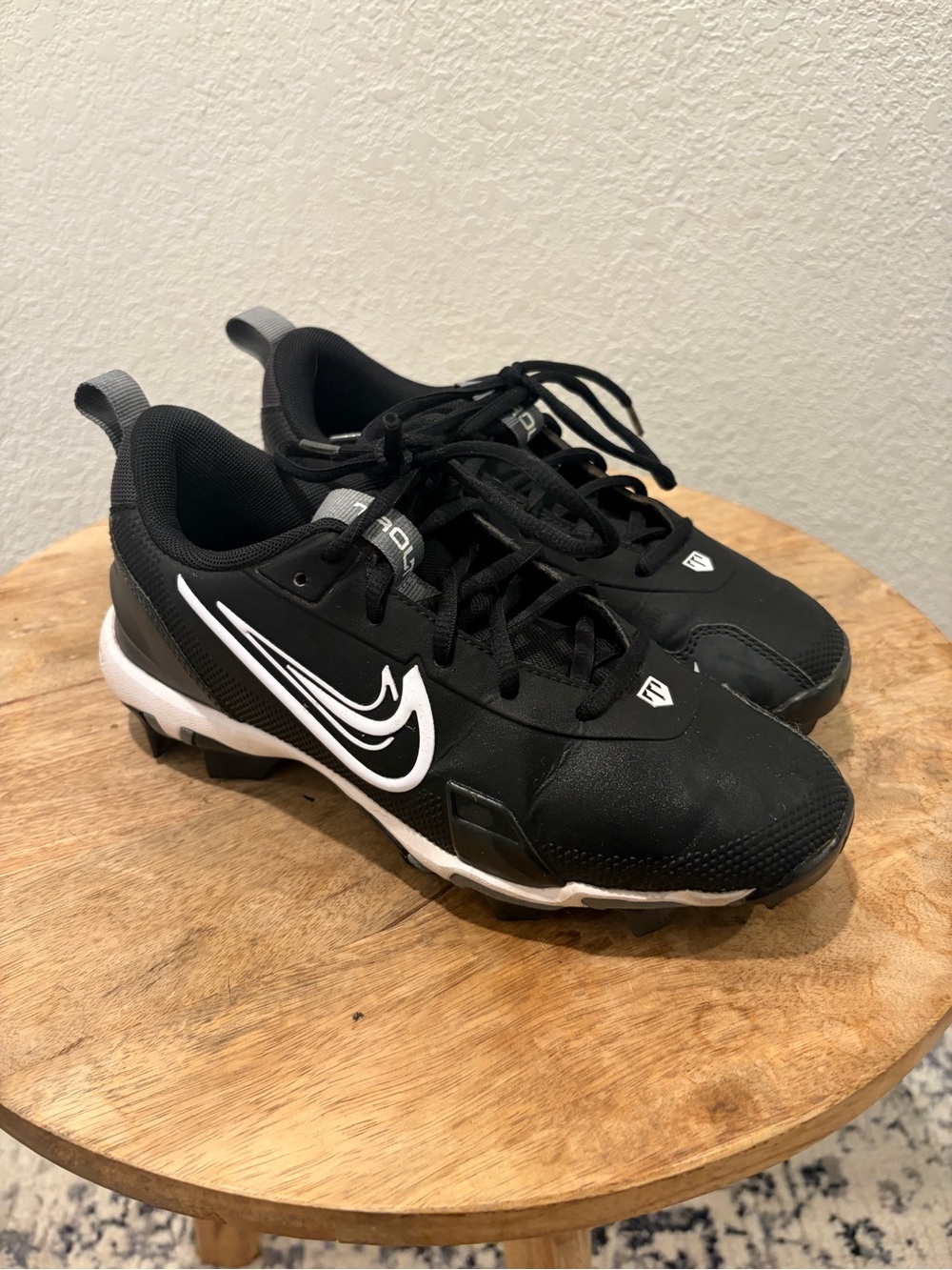 Nike Kids Black and White Baseball Cleats with Swoosh Detail